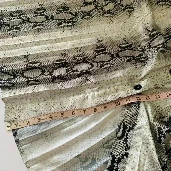 Dress Forum Women's Snakeskin Print Pleated Midi Skirt Size Large - Picture 8 of 14